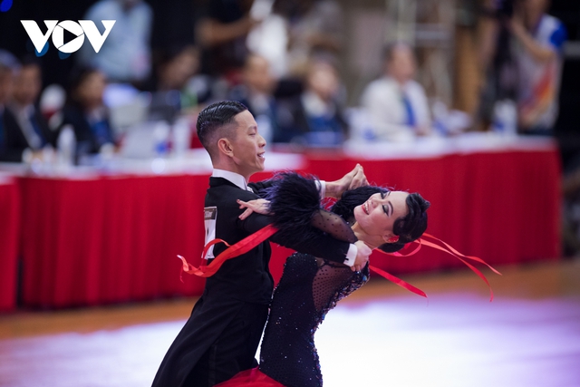 Techcombank senior female manager attended SEA Games 31 with her husband and won 3 prestigious medals in Dancesport - Photo 1.