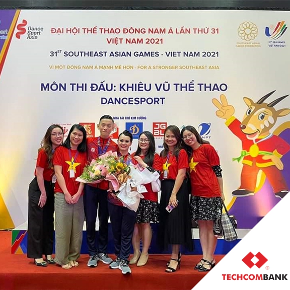Techcombank senior manager attended SEA Games 31 with her husband and won 3 prestigious medals in Dancesport - Photo 2.