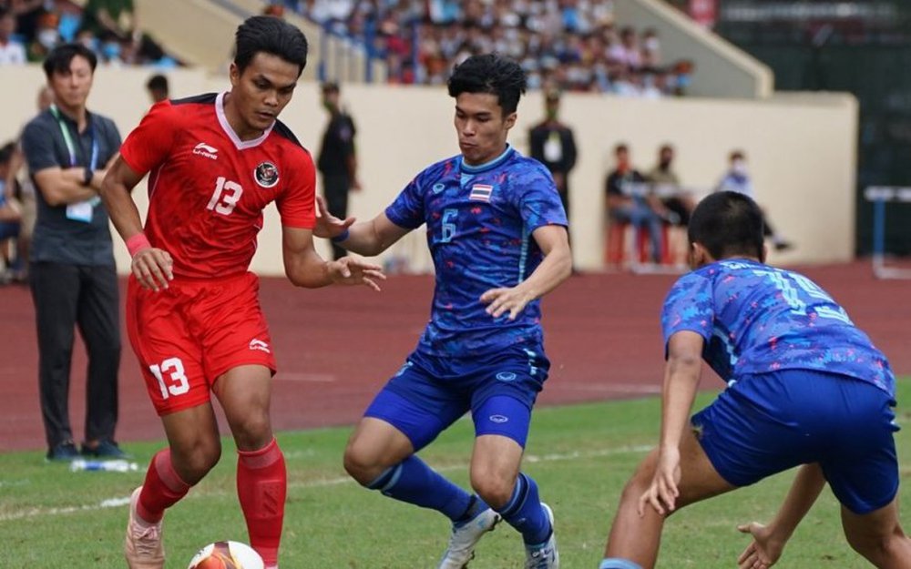 Indonesian fans 'turned away' from the home team, demanding the immediate dismissal of coach Shin Tae Yong - Photo 1.