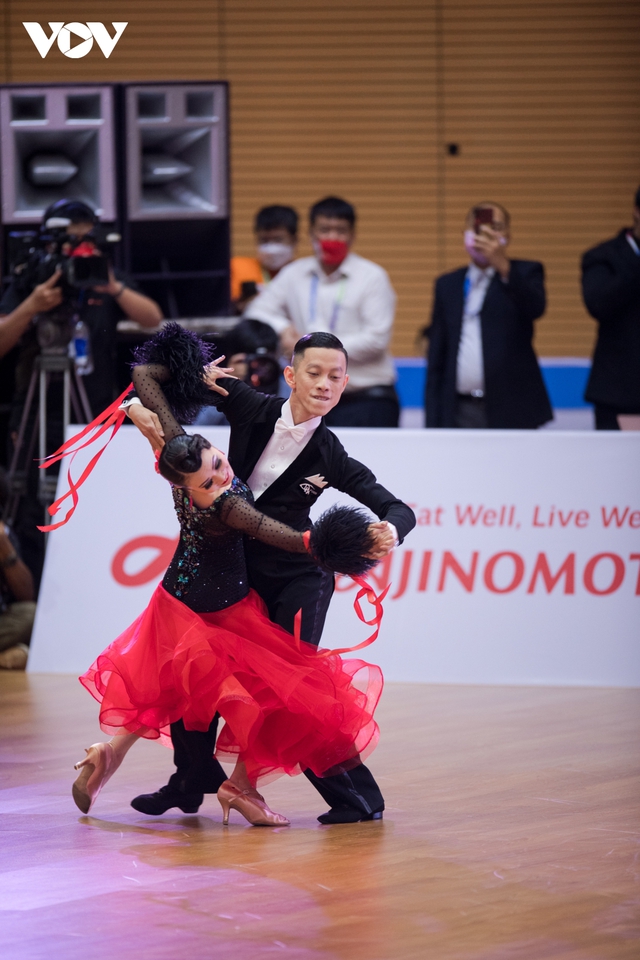 The female Techcombank senior manager who attended the 31st SEA Games with her husband won 3 prestigious medals in Dancesport - Photo 3.