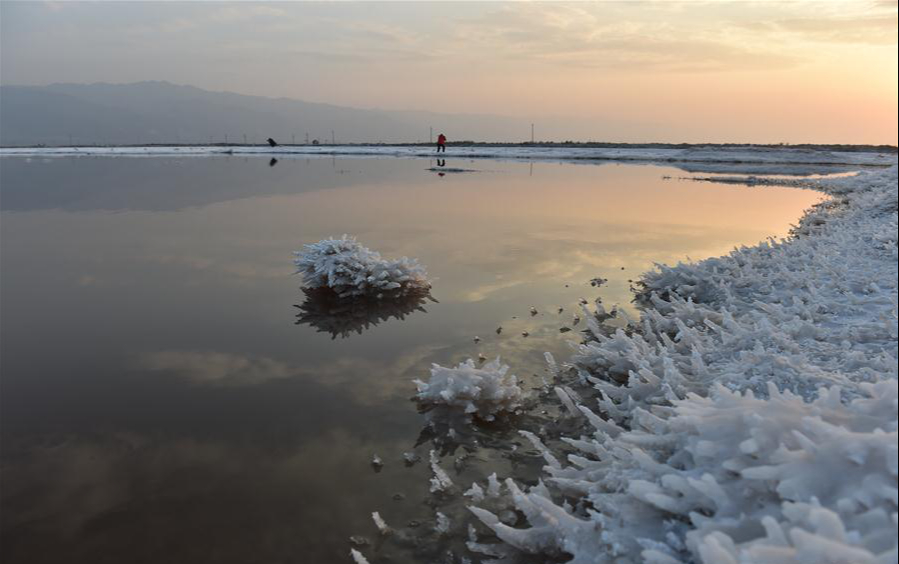 Not only Lop Nur, there is also a salt lake in China with painful beauty but still captivates people's hearts with its rare magnificence - Photo 4.