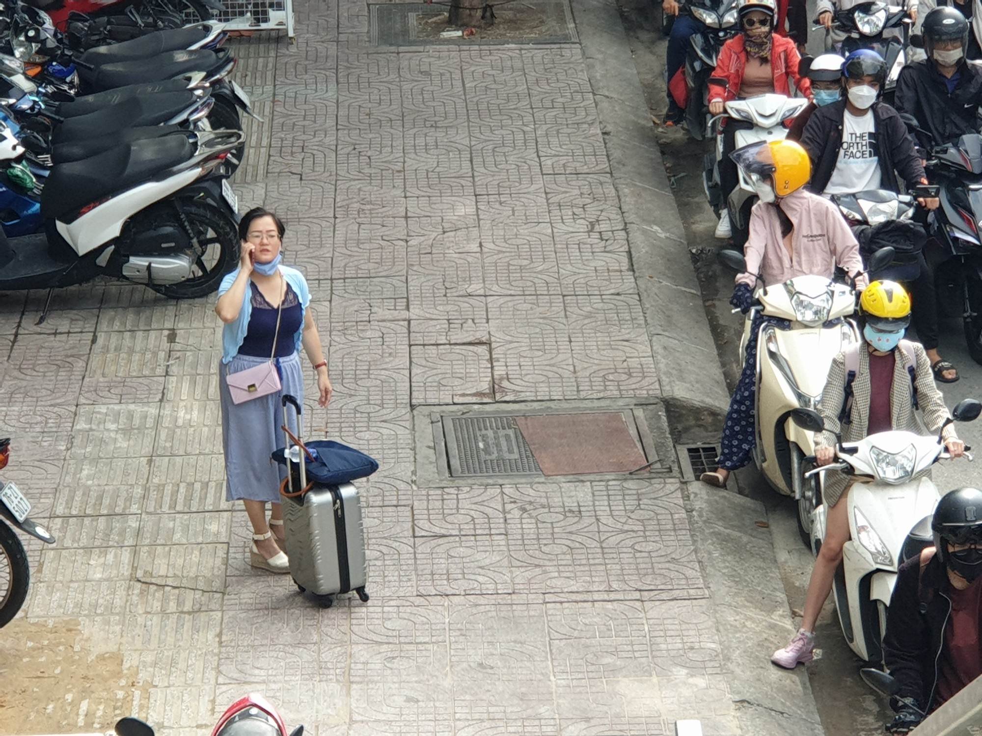 TP.HCM: Kẹt xe hơn 2 tiếng, h&agrave;nh kh&aacute;ch đi s&acirc;n bay T&acirc;n Sơn Nhất k&eacute;o vali cuốc bộ - Ảnh 10.