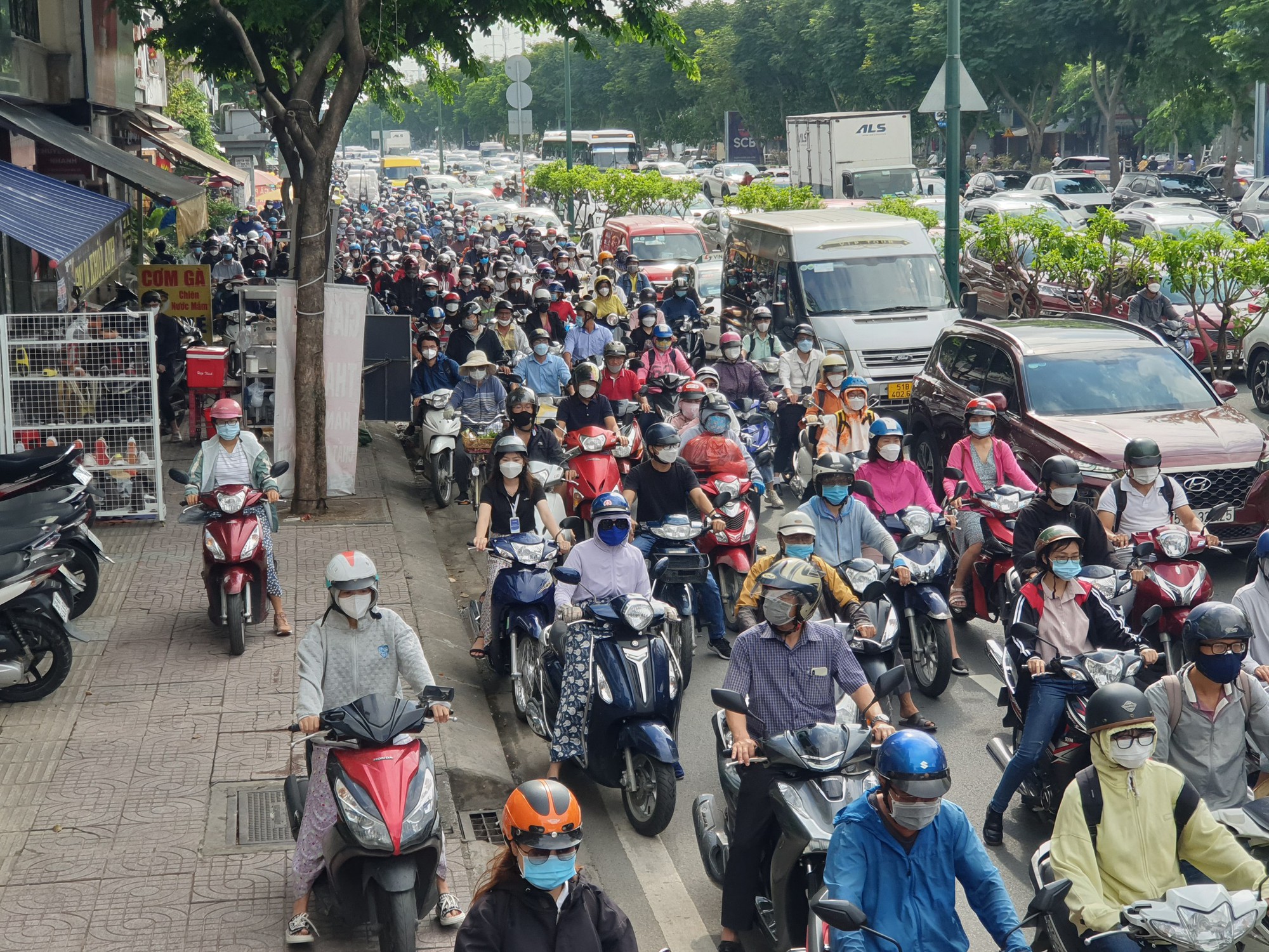 TP.HCM: Kẹt xe hơn 2 tiếng, h&agrave;nh kh&aacute;ch đi s&acirc;n bay T&acirc;n Sơn Nhất k&eacute;o vali cuốc bộ - Ảnh 5.