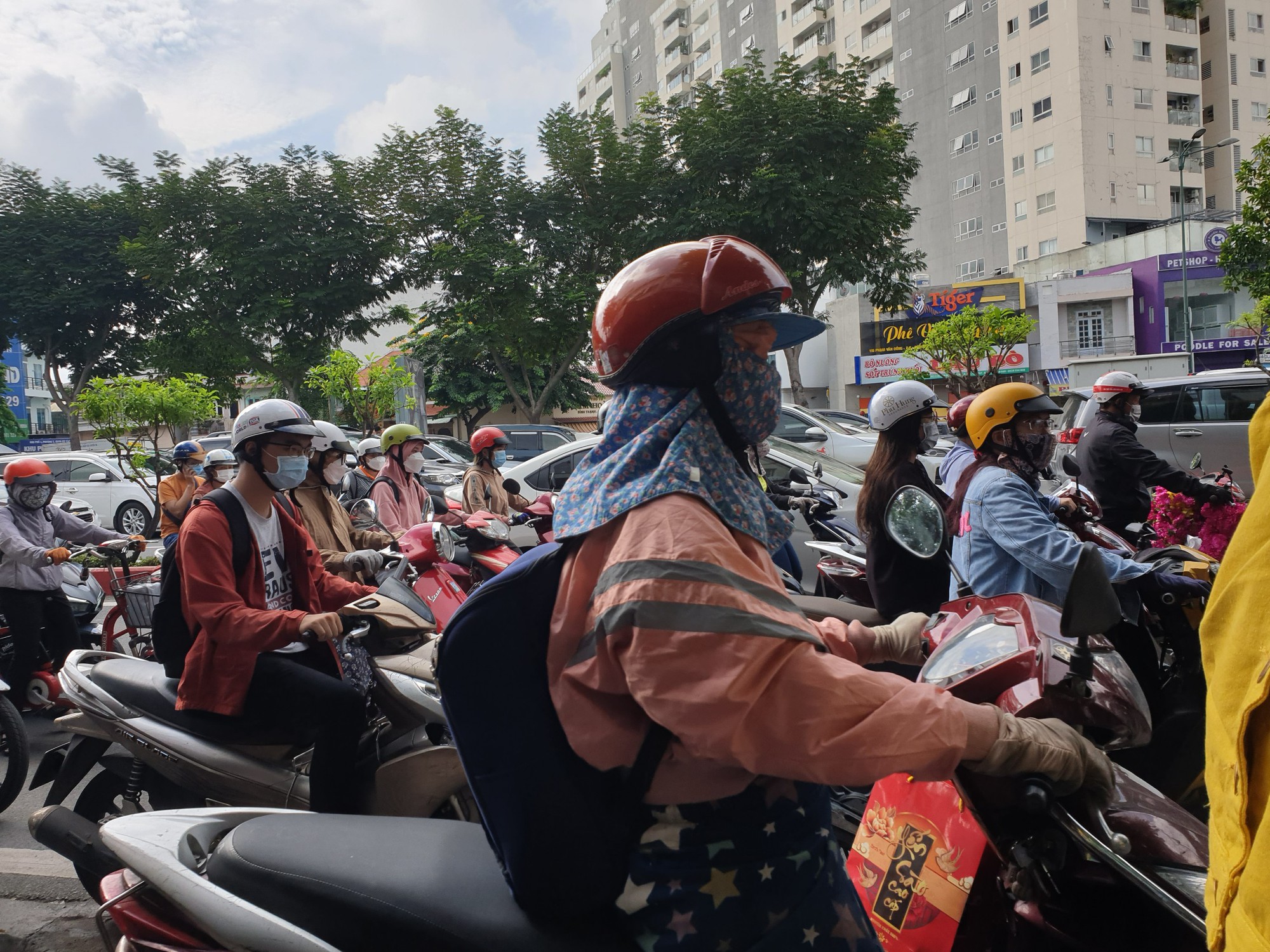 TP.HCM: Kẹt xe hơn 2 tiếng, h&agrave;nh kh&aacute;ch đi s&acirc;n bay T&acirc;n Sơn Nhất k&eacute;o vali cuốc bộ - Ảnh 9.