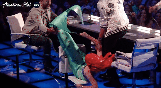   Katy Perry transforms into a mermaid falling down on American Idol, fans exclaim: The price to pay when refusing to exchange her voice for her legs!  - Photo 4.