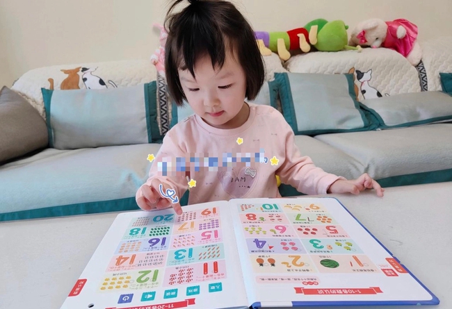 The 2.5-year-old daughter has memorized the numbers from 1 to 200, mastered addition and subtraction in the range 6: Mother revealed 3 magic tricks to teach her children to be masters - Photo 1.