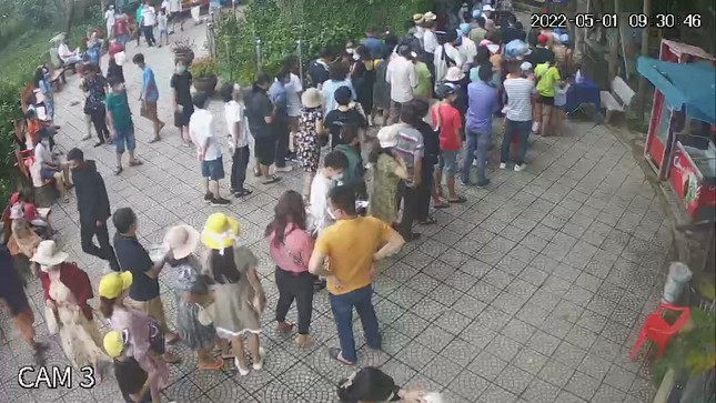 Du khách nô nức đến các điểm vui chơi ở Đà Nẵng, đông gấp 5 - 6 lần ngày thường - Ảnh 3.