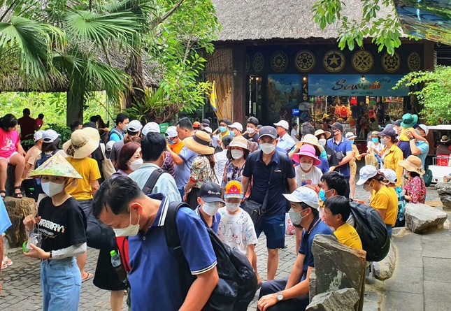 Du khách nô nức đến các điểm vui chơi ở Đà Nẵng, đông gấp 5 - 6 lần ngày thường - Ảnh 4.