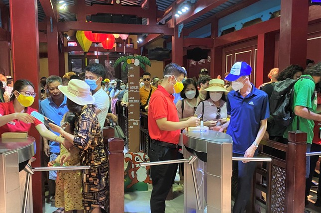 Du khách nô nức đến các điểm vui chơi ở Đà Nẵng, đông gấp 5 - 6 lần ngày thường - Ảnh 7.