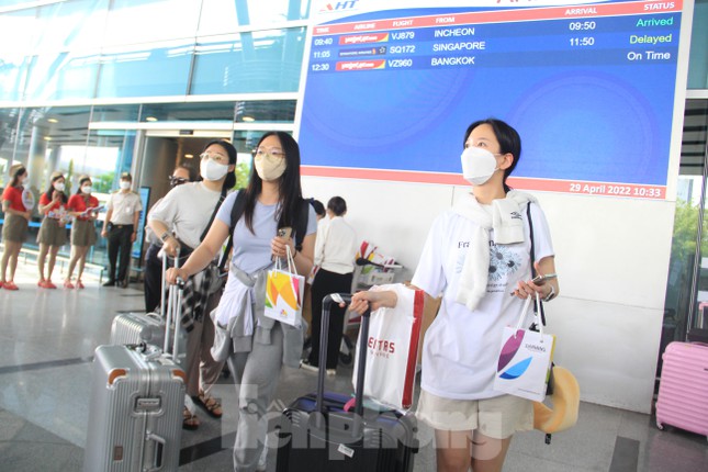 Du khách nô nức đến các điểm vui chơi ở Đà Nẵng, đông gấp 5 - 6 lần ngày thường - Ảnh 10.