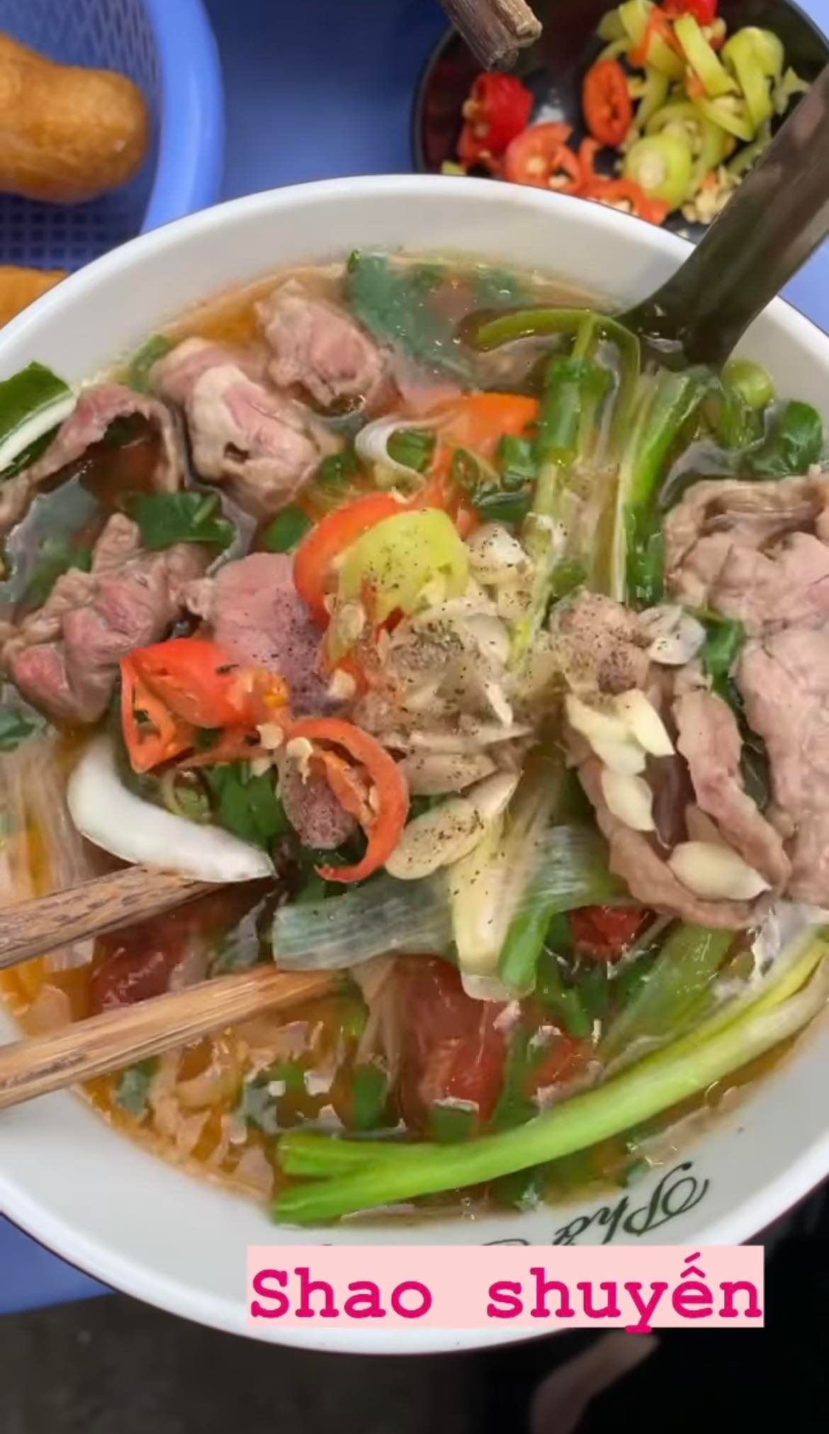 Bị fan nhận ra khi đi food tour ở Hà Nội, Tóc Tiên… mắc cỡ, sau đó có phản ứng không ngờ - Ảnh 4.