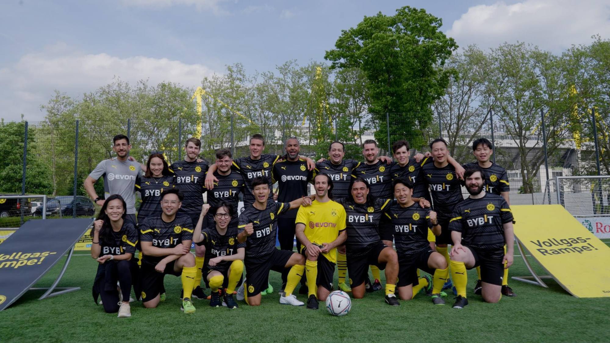 Cầu thủ phủi Việt Nam ghi b&agrave;n tại Signal Iduna Park - Ảnh 4.