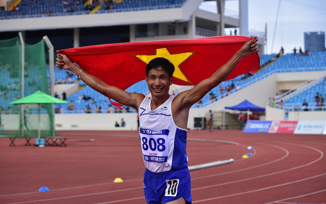 Chồng thi SEA Games chạy 10.000m dưới sân, vợ òa khóc trên khán đài: Yêu 7 năm mới cưới, có 2 con vẫn như thuở mới hẹn hò! - Ảnh 3.