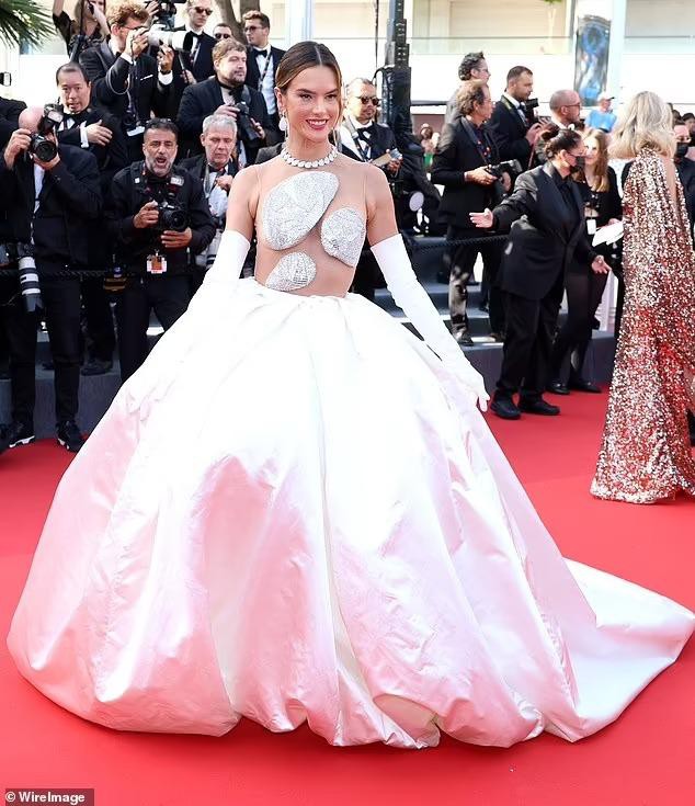 Alessandra Ambrosio thả rông táo bạo trên thảm đỏ LHP Cannes - Ảnh 2.