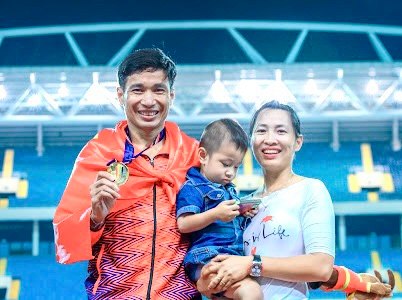 Chồng thi SEA Games chạy 10.000m dưới sân, vợ òa khóc trên khán đài: Yêu 7 năm mới cưới, có 2 con vẫn như thuở mới hẹn hò! - Ảnh 5.