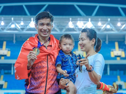 Chồng thi SEA Games chạy 10.000m dưới sân, vợ òa khóc trên khán đài: Yêu 7 năm mới cưới, có 2 con vẫn như thuở mới hẹn hò! - Ảnh 6.