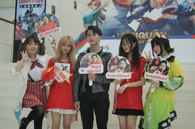 Vietnam's Lien Quan had its first victory at SEA Games 31, and Lien Quan's female fans were on fire on the opening day! - Photo 6. Vietnam's Lien Quan had its first victory at SEA Games 31, and Lien Quan's female fans were on fire on the opening day! - Photo 6.