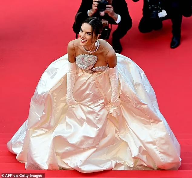 Alessandra Ambrosio thả rông táo bạo trên thảm đỏ LHP Cannes - Ảnh 6.