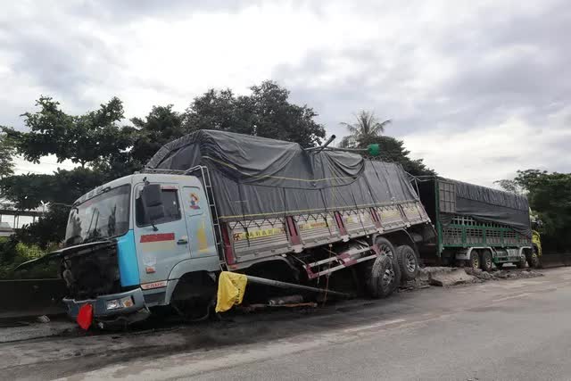 Thừa Thiên Huế: Đâm đuôi xe đầu kéo lúc rạng sáng, xe tải mất lái cày nát dải phân cách - Ảnh 1.