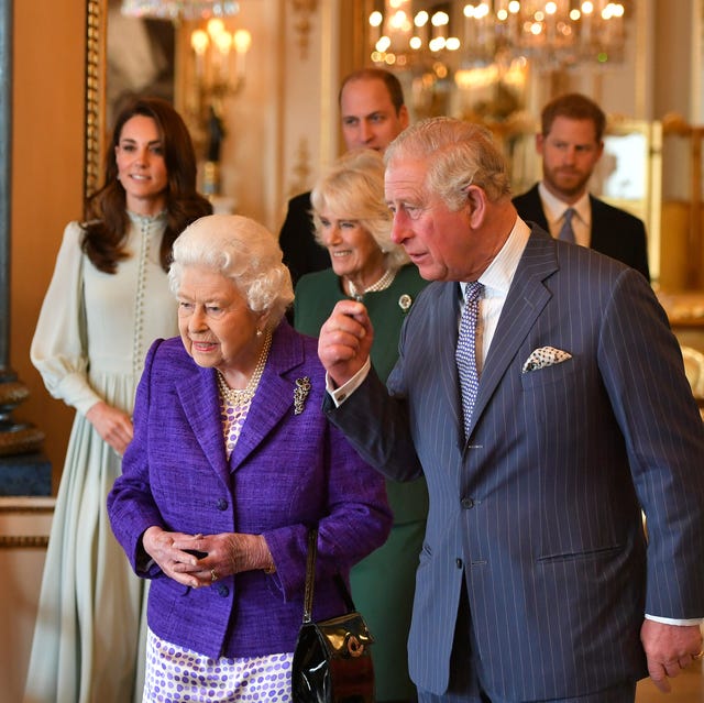 What positions do Princess Kate and other members of the royal family take on during the Platinum ceremony?  - Photo 2.