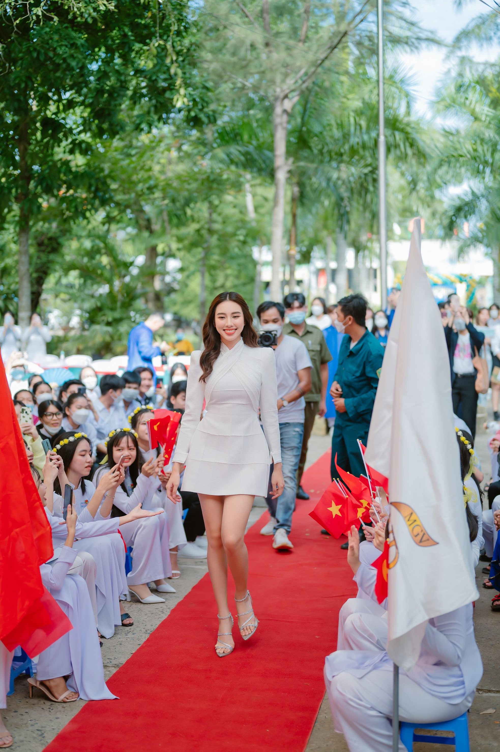Thuy Tien was surrounded by fans, and was given salted egg sponge cake by fans when she gave a speech in An Giang - Photo 2.