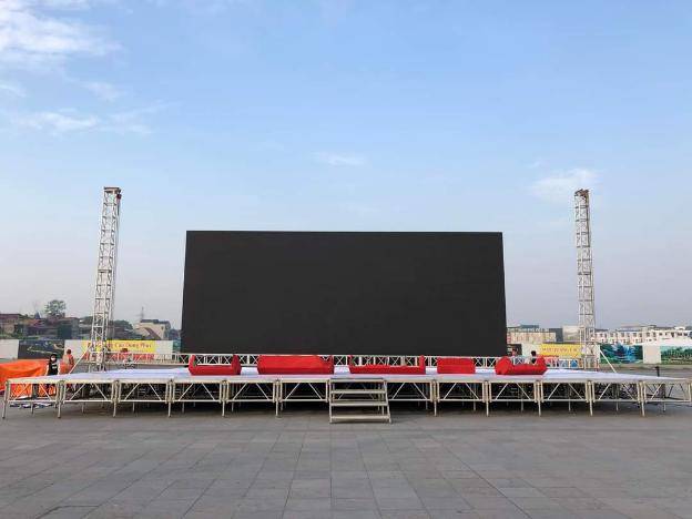 Mê Linh: Lắp màn hình LED cỡ lớn phục vụ nhân dân xem trận chung kết môn bóng đá nam SEA Games 31 - Ảnh 1.
