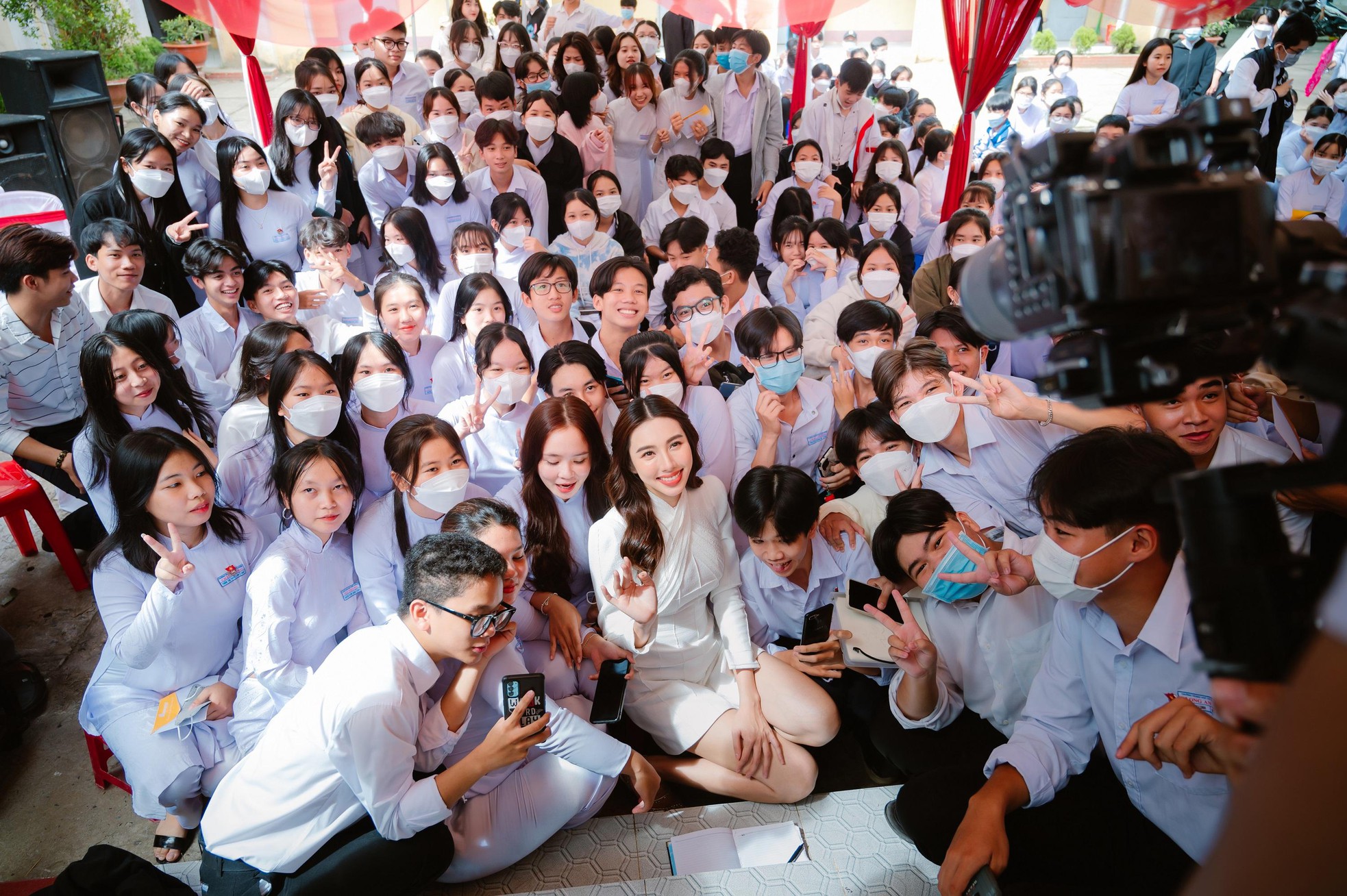 Thuy Tien was surrounded by fans, and was given salted egg sponge cake by fans when she gave a speech in An Giang - Photo 12.