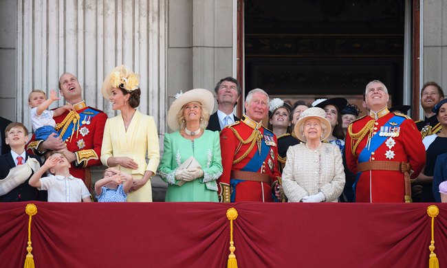 What positions do Princess Kate and other members of the royal family take on during the Platinum ceremony?  - Photo 3.