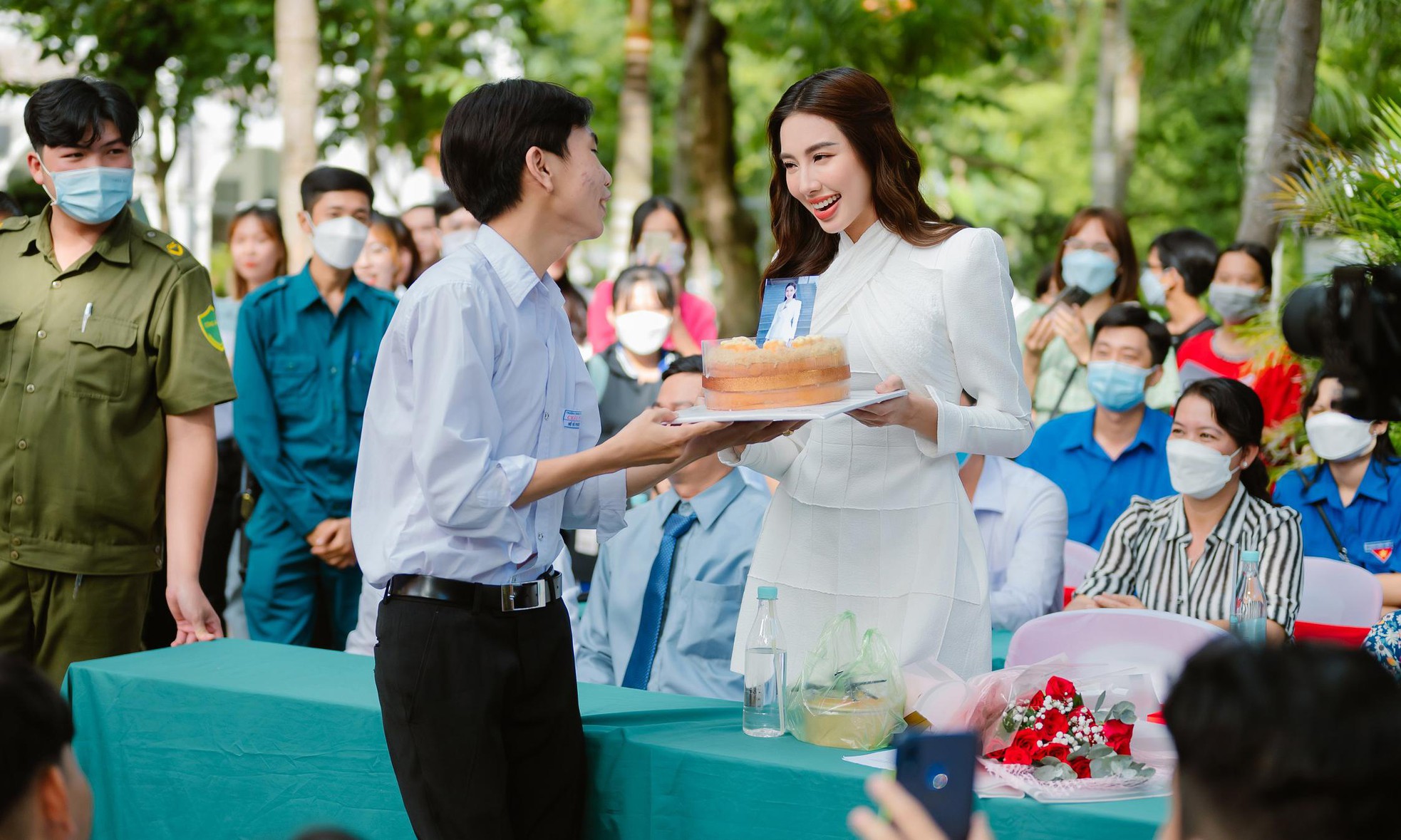 Thuy Tien was surrounded by fans, and was given salted egg sponge cake by fans when she gave a speech in An Giang - Photo 4.