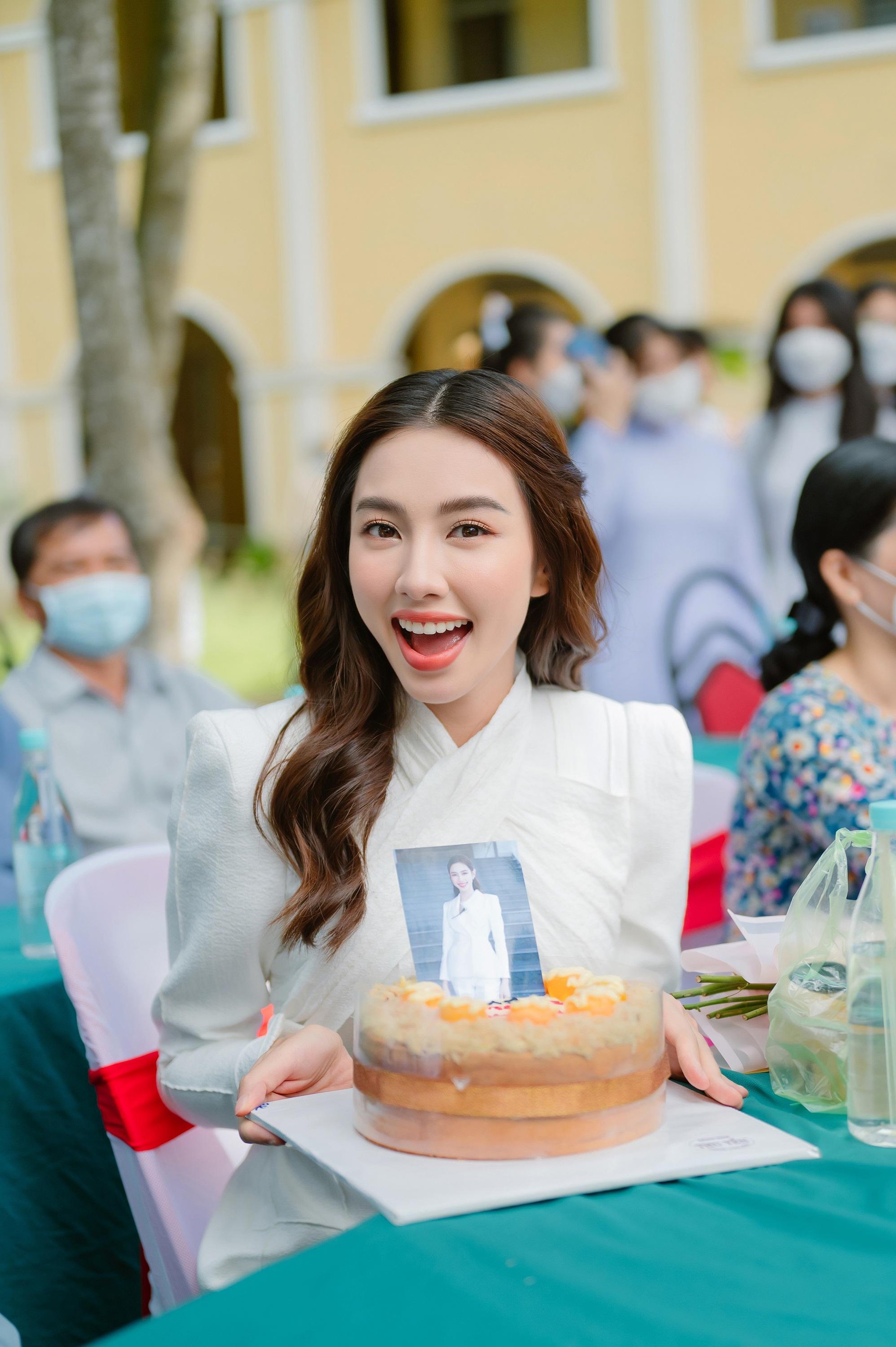 Thuy Tien was surrounded, and was given a salted egg sponge cake by fans when she gave a speech in An Giang - Photo 5.