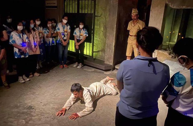 Historical tourism is on the throne, 3 tours only go around Hanoi but are always full of bookings: Space to experience the surreal haunting past - Photo 5.