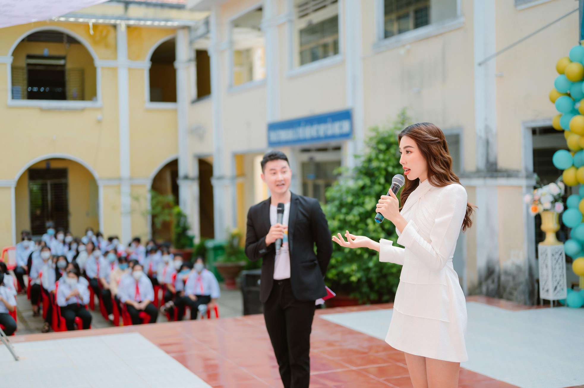 Thuy Tien was surrounded by fans, and was given salted egg sponge cake by fans when she gave a speech in An Giang - Photo 6.