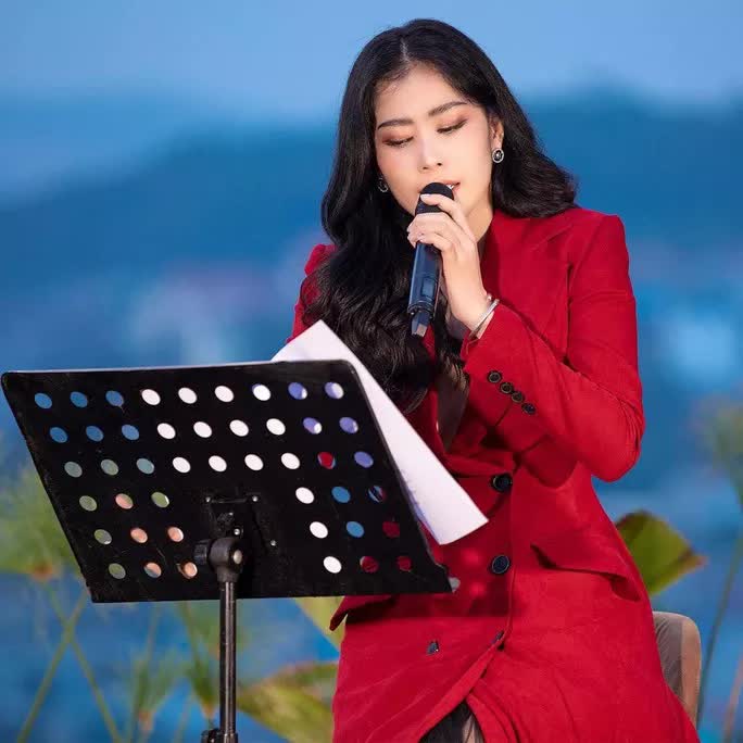 Nam Em spoke up when she was criticized for her bad singing - Blogtuan.info