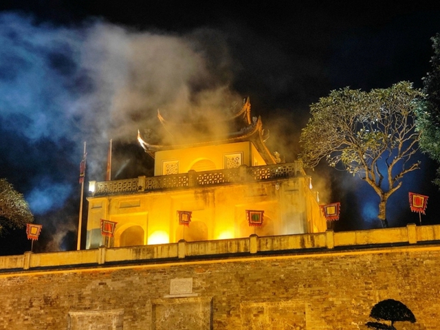 Historical tourism is on the throne, 3 tours just around Hanoi but always full of bookings: Space to experience the surreal haunting past - Photo 6.