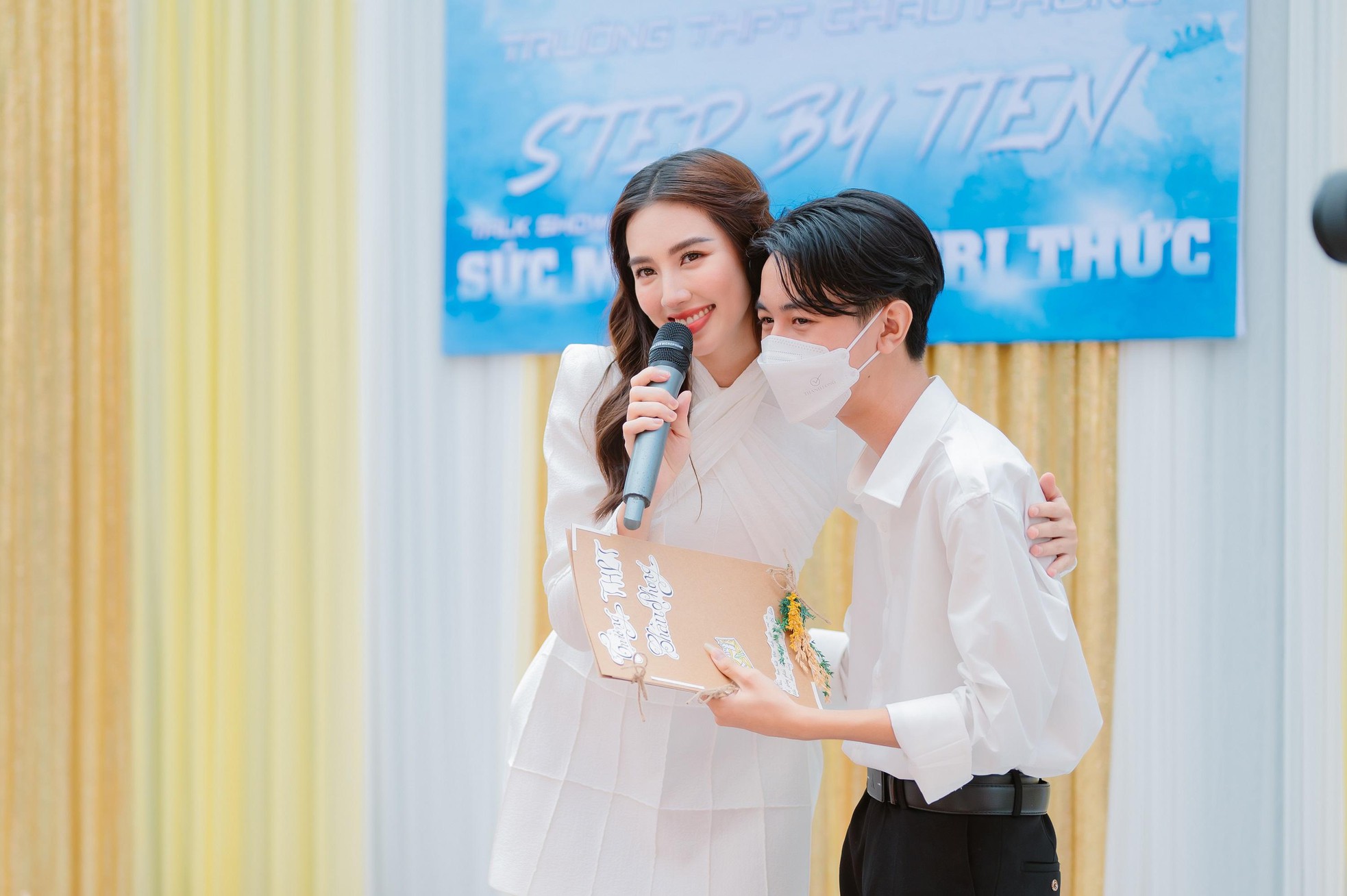Thuy Tien was surrounded by fans, and was given salted egg sponge cake by fans when she gave a speech in An Giang - Photo 7.