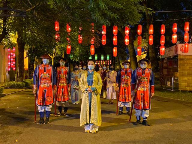 Historical tourism is on the throne, 3 tours only go around Hanoi but are always full of bookings: A space to experience the surreal haunting past - Photo 7.