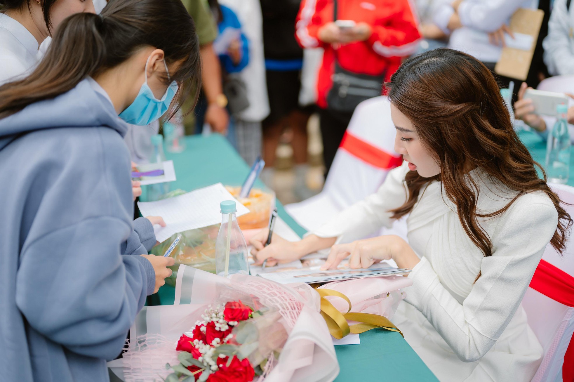 Thuy Tien was surrounded by fans, and was given salted egg sponge cake by fans when she gave a speech in An Giang - Photo 10.