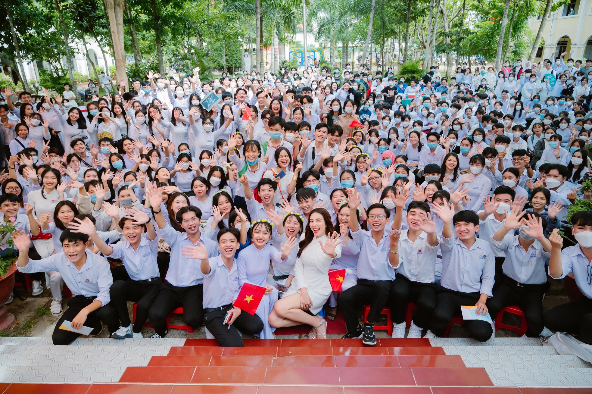 Thuy Tien was surrounded by fans, and was given salted egg sponge cake by fans when she returned to give a speech in An Giang - Photo 11.