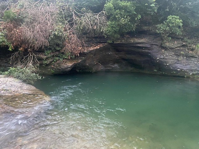 Gathering together on the photo slot, the 8th grade girl fell into a deep hole and drowned - Photo 1.