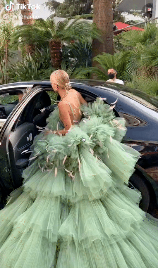 Đặc sản của Cannes: Những bộ váy áo cồng kềnh khiến “khổ chủ” di chuyển vất vả - Ảnh 3.
