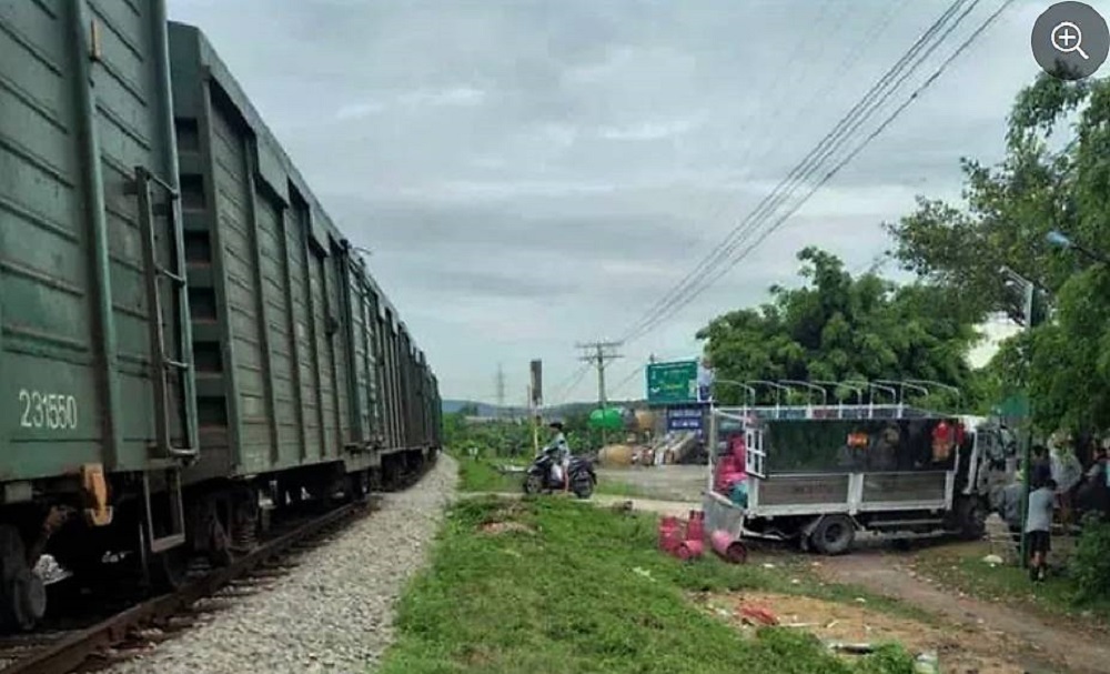 Nghe An: The gas truck was deformed by the train, 2 people were injured - Photo 1.