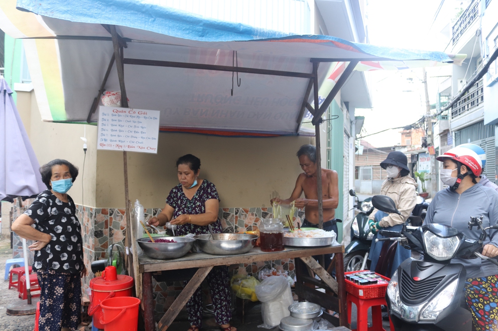 The small shop changes the menu every day, customers get their own food because they are so used to the generous hostess - Photo 1.