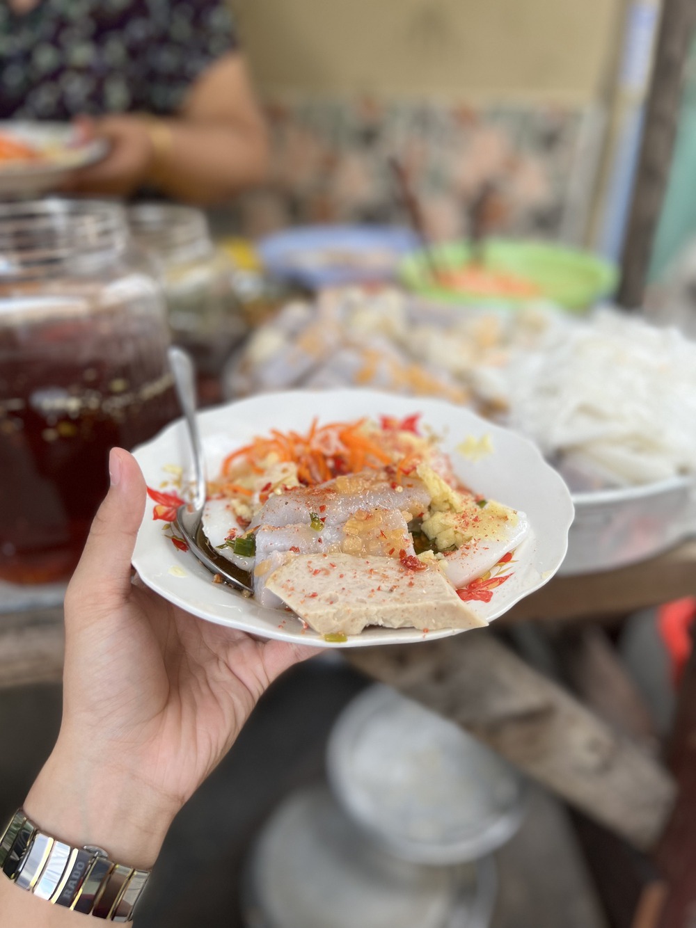 The small shop changes the menu every day, customers get their own food because they are so used to the generous hostess - Photo 2.