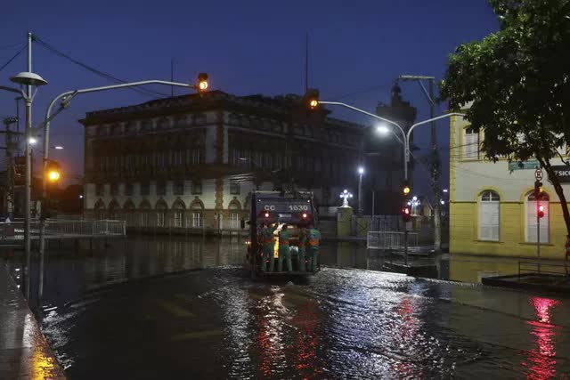 Gần 300.000 người dân Brazil mất sinh kế do lũ lụt - Ảnh 1.