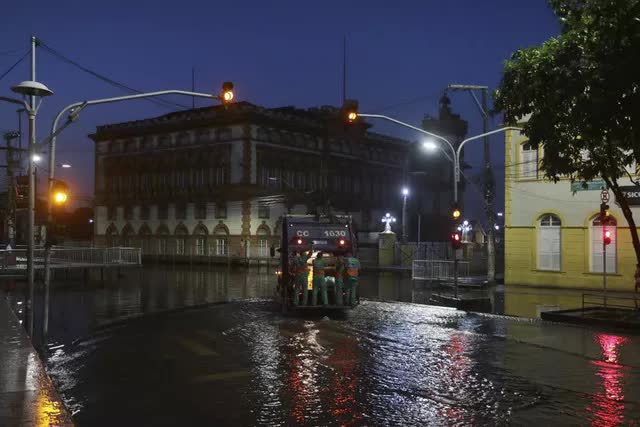 Nearly 300,000 Brazilians lost their livelihoods due to floods - Photo 1.