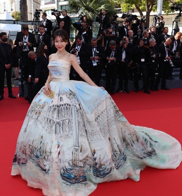 Đặc sản của Cannes: Những bộ váy áo cồng kềnh khiến “khổ chủ” di chuyển vất vả - Ảnh 14.