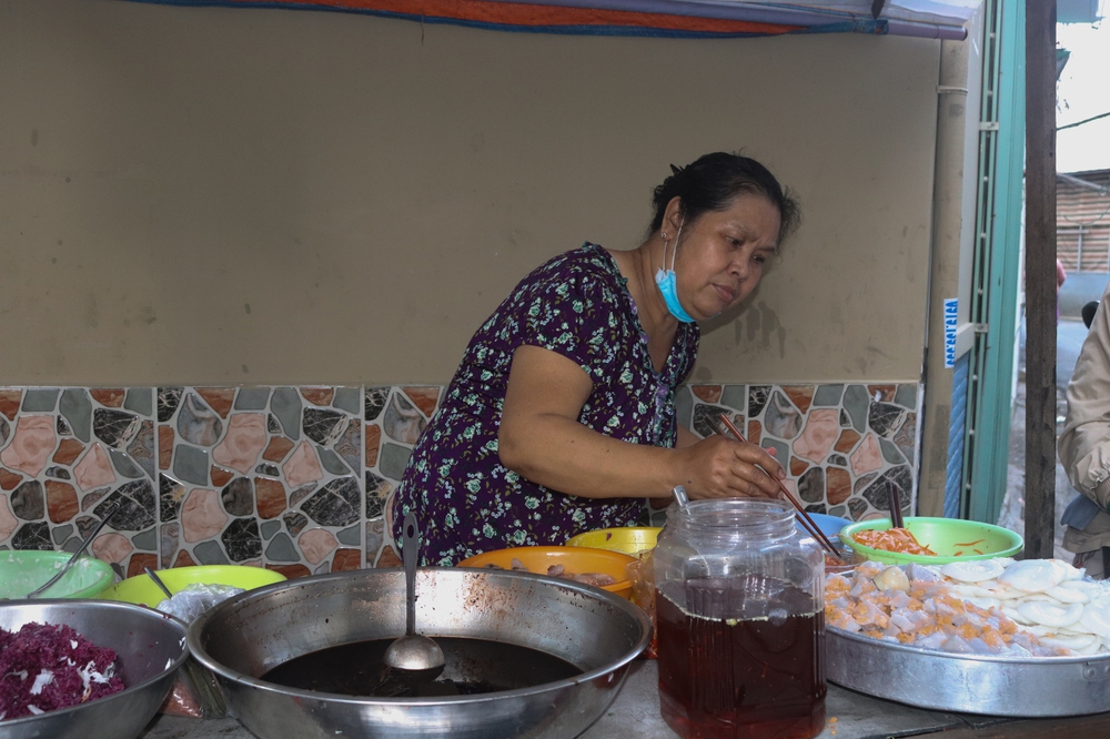 The small shop changes the menu every day, customers get their own food because they are so used to the generous hostess - Photo 5.