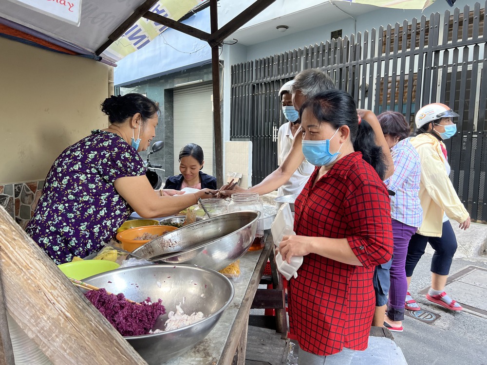 The small shop changes the menu every day, customers get their own food because they are so used to the generous hostess - Photo 6.