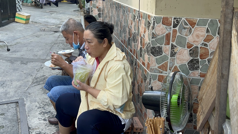 The small shop changes the menu every day, customers get their own food because they're so used to the generous hostess - Photo 7.