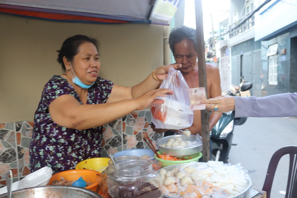 The small shop changes the menu every day, customers get their own food because they are so used to the generous hostess - Photo 8.